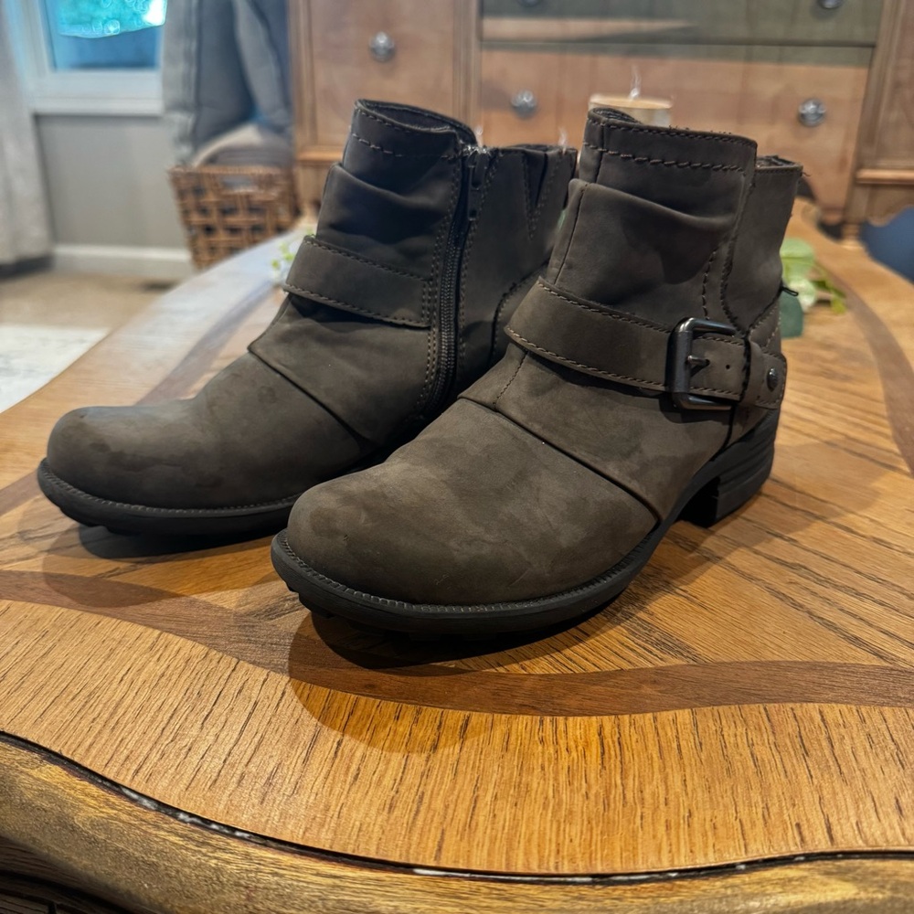 Earth origins Gray Ankle Buckle Boots